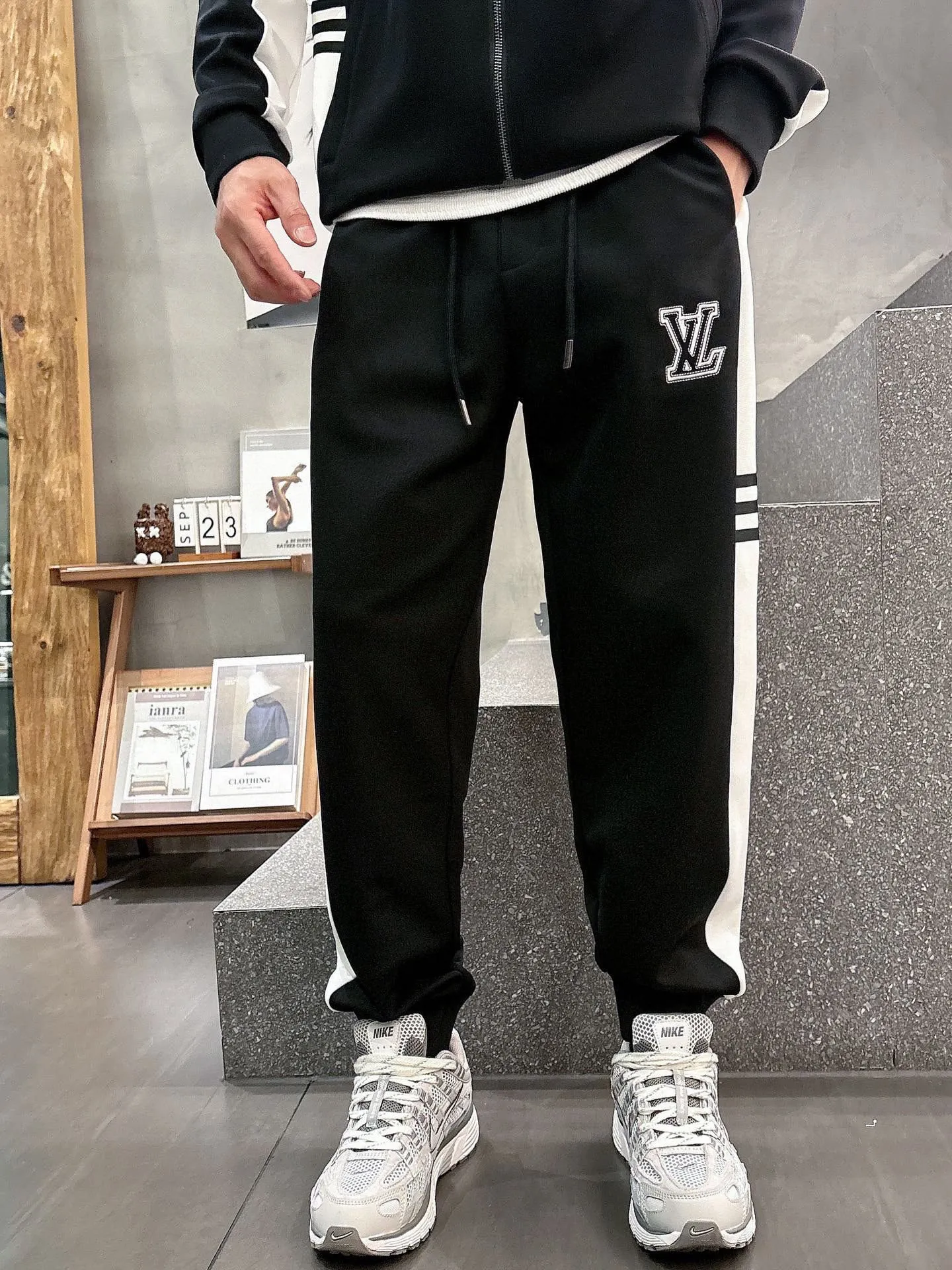 [LV Louis Vuitton] Hot-selling suit is coming. Focus on the original version of the official website. 2025 new hot-selling cardigan and sweatshirt suit. The original order is the best 🇭🇰. It is the meticulous work of top designers. It has a fitting and perfect upper body effect. All-natural high-quality Tencel Roman cotton 100%, close-fitting comfort, noble and elegant! Original hardware embodies elegance and nobility! Counter size: M-3XL (maximum wear up to 190 pounds)